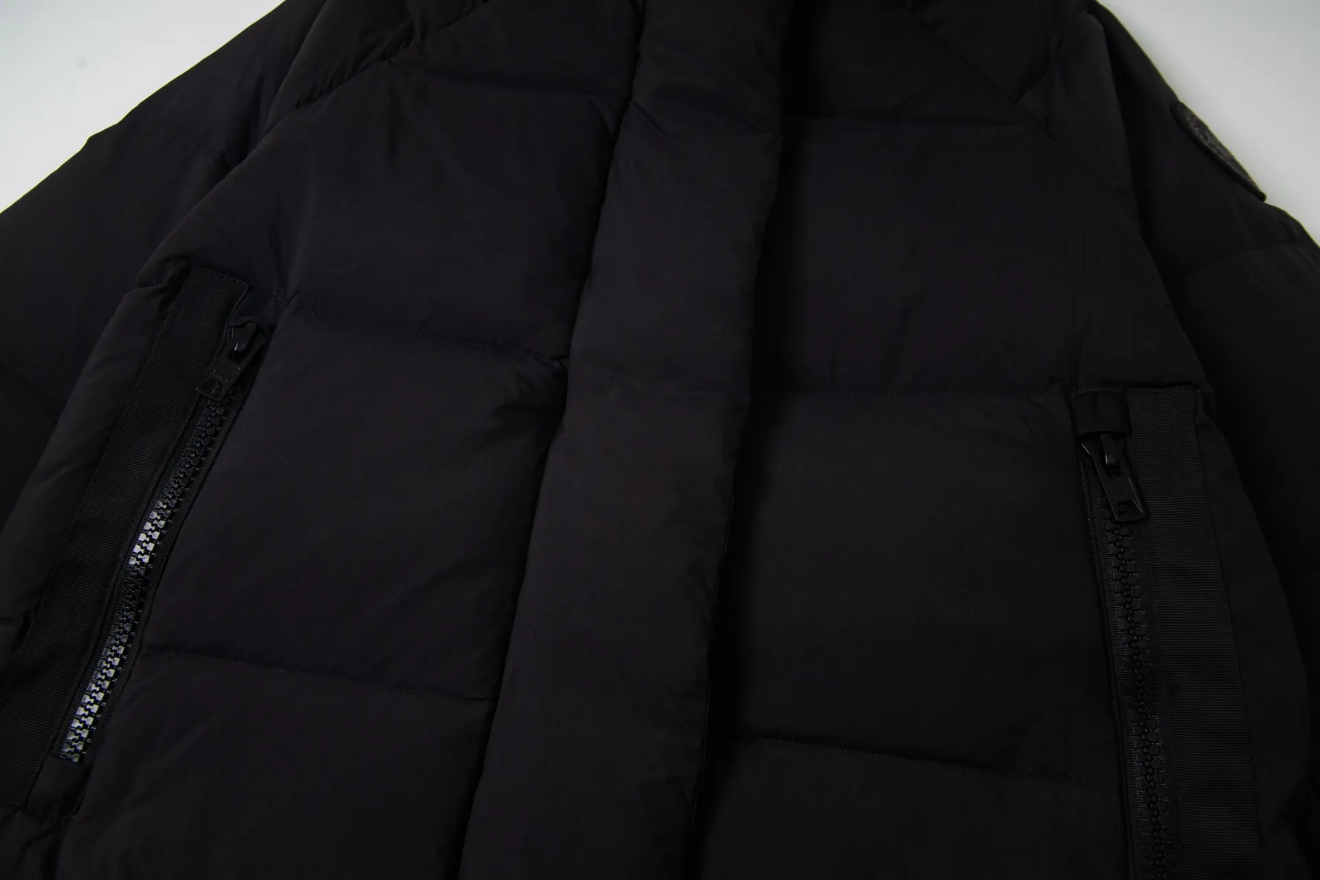P770 model number: G124 Canada Goose PASTELS series new Parker couple's hooded down jacket 1️⃣The fabric is made of soft EnduraLuxe fabric, which enhances the durability of easy-to-wear parts, is lightweight and durable; the inner liner is made of anti-velvet gallbladder, which is comfortable and soft without velvet. It has a detachable hood, can be adjusted in two directions, and is also filled with down, which brings greater softness and wrapping around the head and neck, and is full of warmth. This parka features white trim on the back and sides, and the hardware locks are all original and custom-made to match the muted fabric color. Goose label: The official website’s new series of silicone material labels, non-embroidery labels. 2️⃣It is very youthful and energetic, and can be easily worn by both men and women. It is very in line with the fashion aesthetic concepts of today's young people! 3️⃣ A full set of customized accessories, complete with three standards, same style for men and women, a must-have for couples! Color: black, white, pink, stone gray, water-soluble blue Size: XS, S, M, L